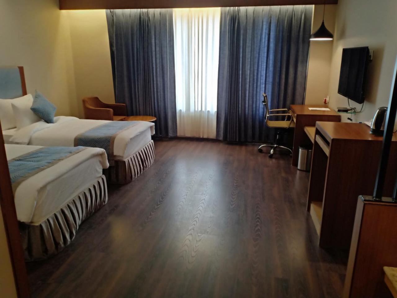 Pipul Padmaja Premium Hotel ブバネーシュワル エクステリア 写真