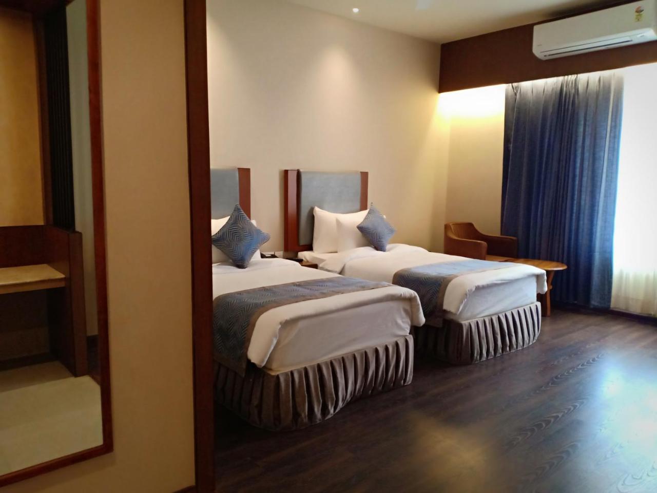 Pipul Padmaja Premium Hotel ブバネーシュワル エクステリア 写真