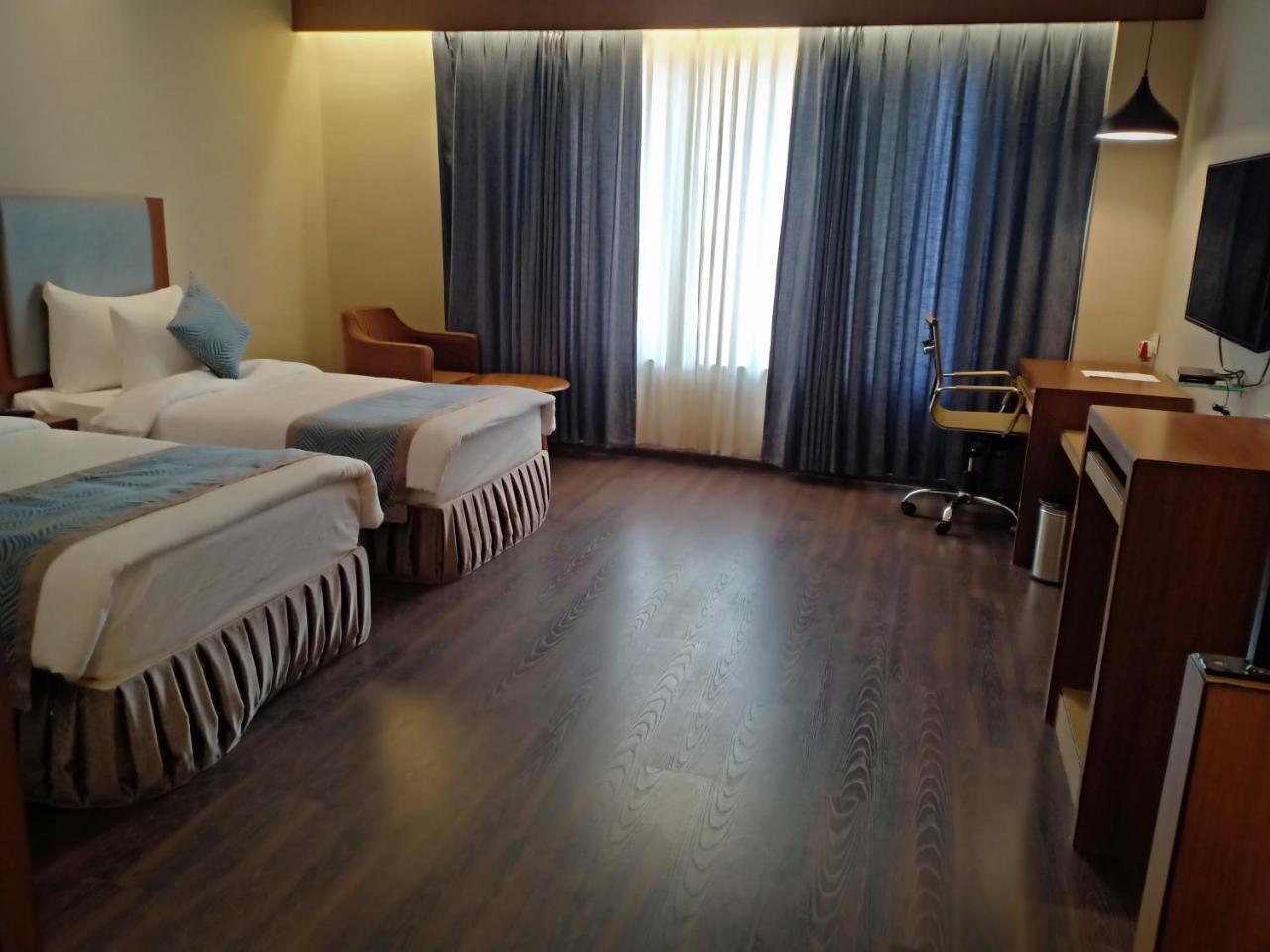 Pipul Padmaja Premium Hotel ブバネーシュワル エクステリア 写真