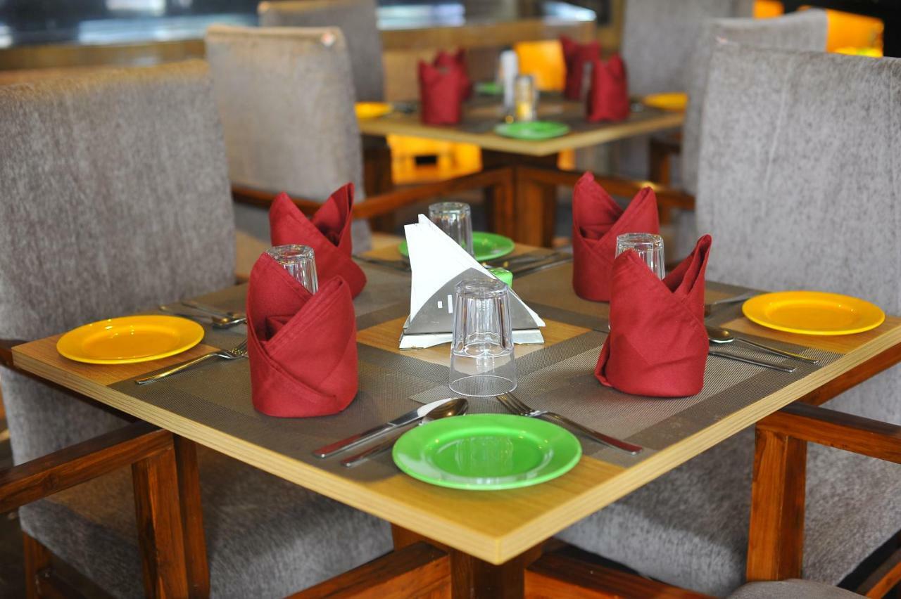 Pipul Padmaja Premium Hotel ブバネーシュワル エクステリア 写真