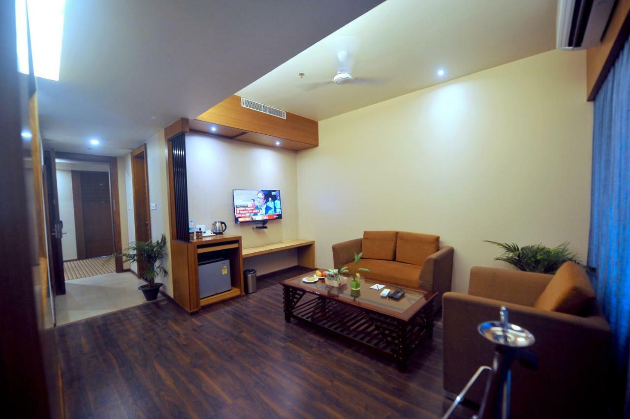 Pipul Padmaja Premium Hotel ブバネーシュワル エクステリア 写真