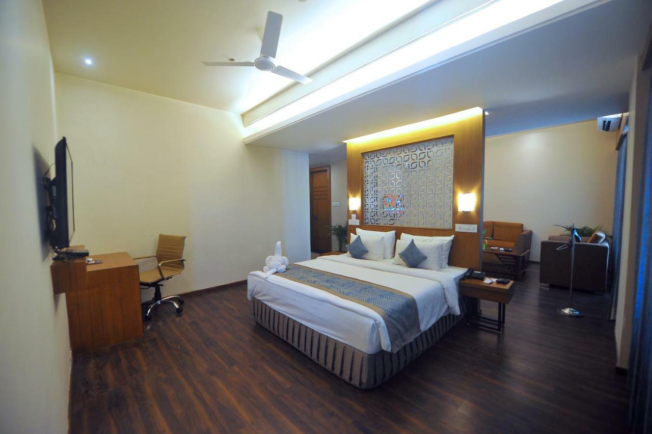 Pipul Padmaja Premium Hotel ブバネーシュワル エクステリア 写真